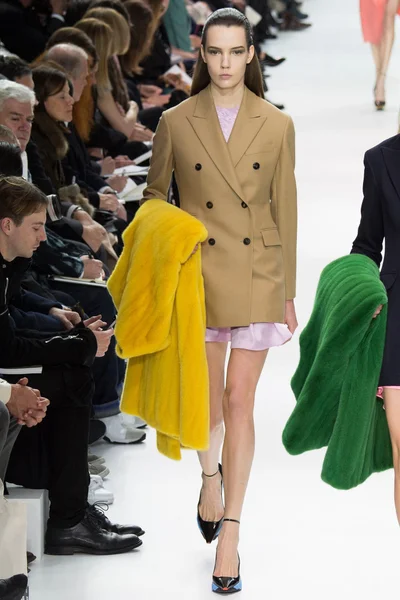 Look 17